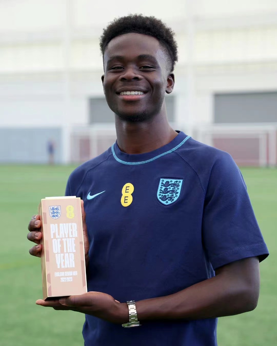 Saka uitgeroepen tot Speler van het Jaar voor Engeland, gejuich en wensen van Arsenal-fans